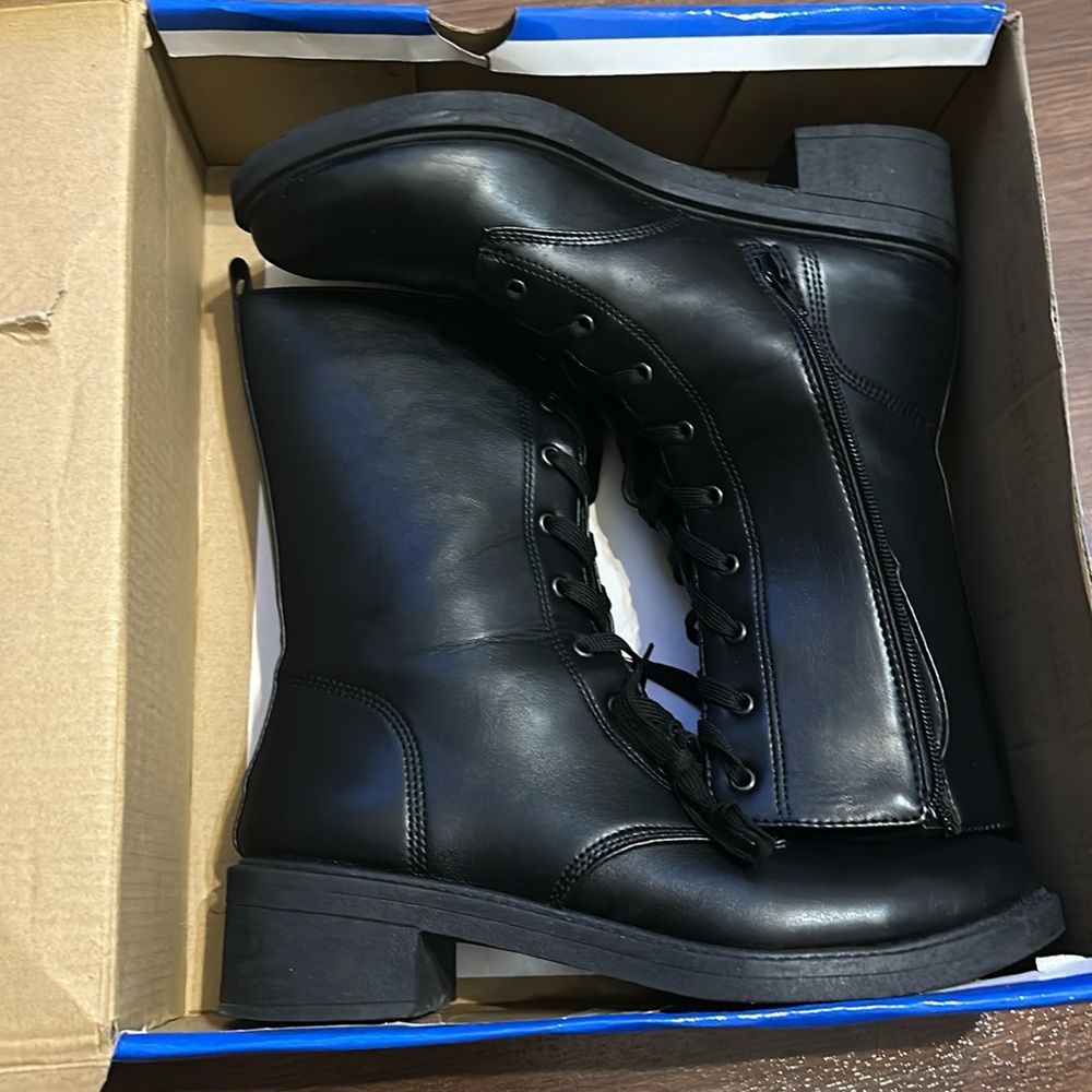Rouge boots